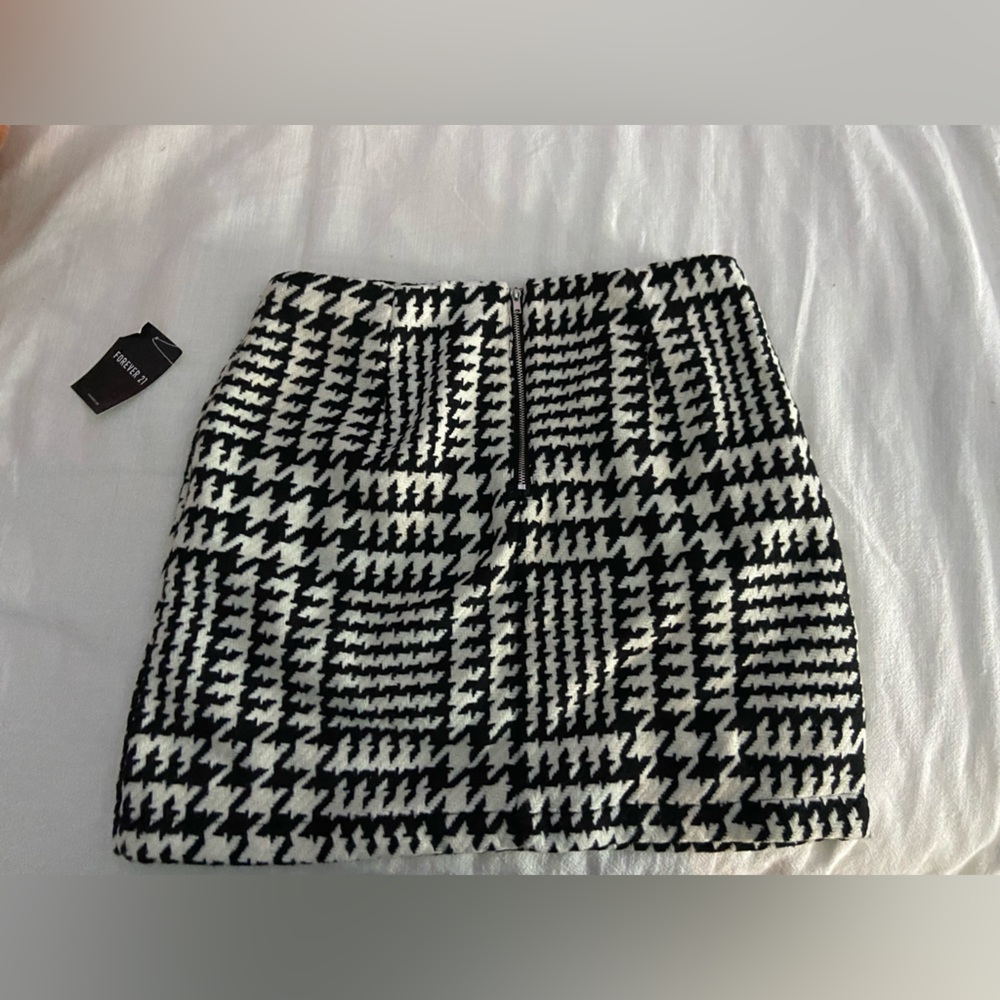White and black pattern fits snug